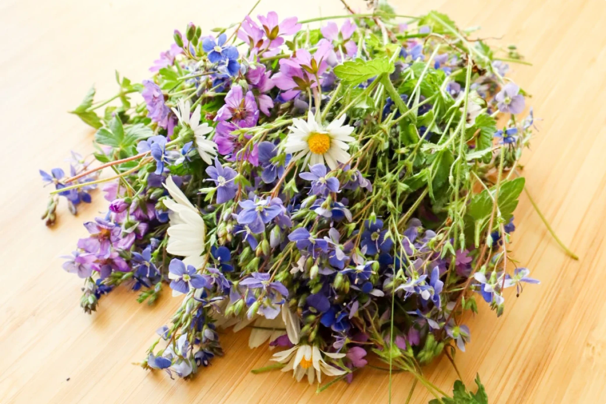 Ručně broušený přívěsek plný květin.