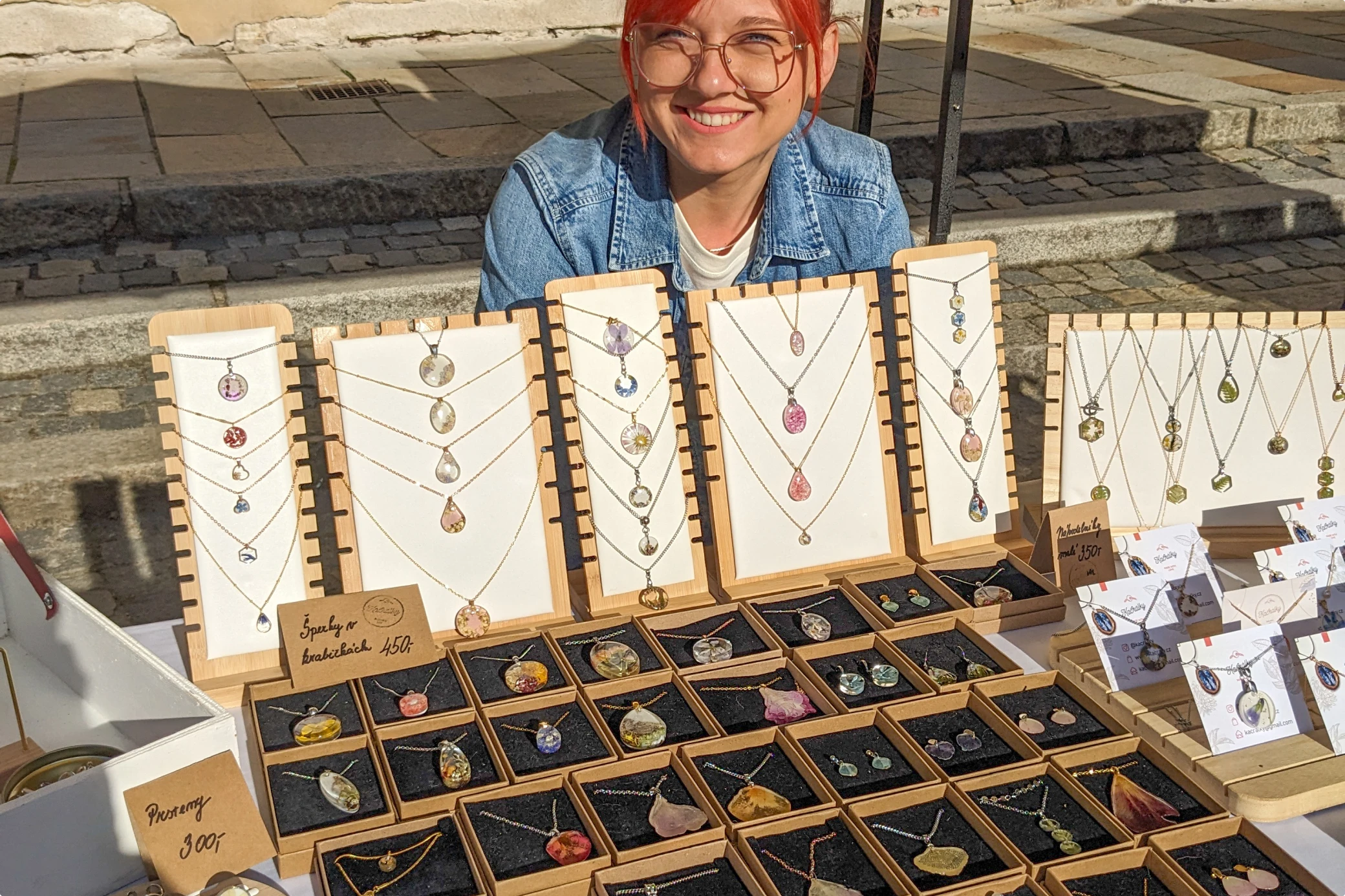 Kačrálky, šperky z křišťálové pryskyřice na trhu