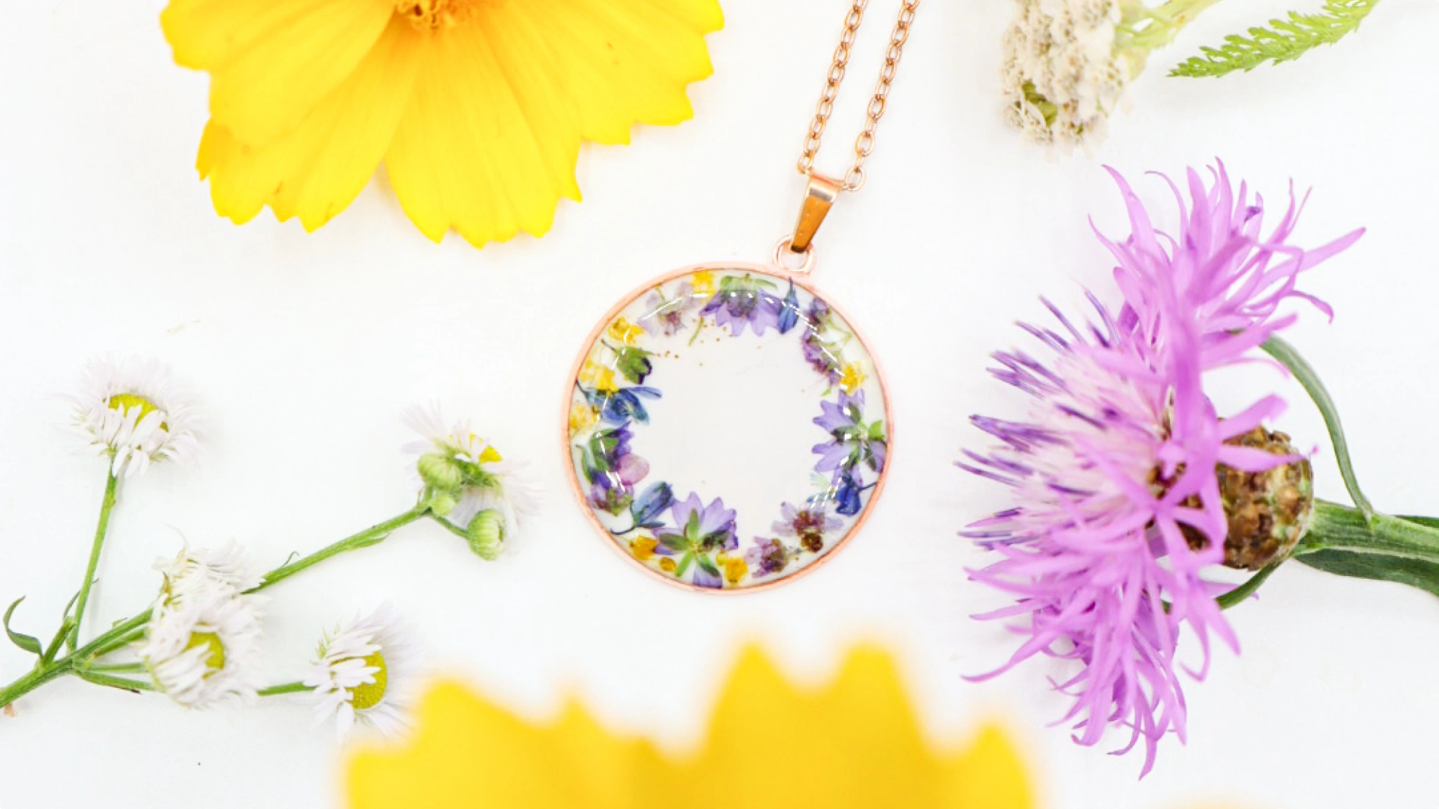 Šperky s květinami z louky