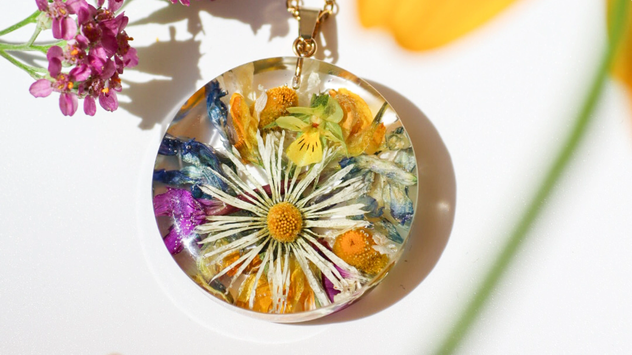 Náhrdelník s květinami z pryskyřice 