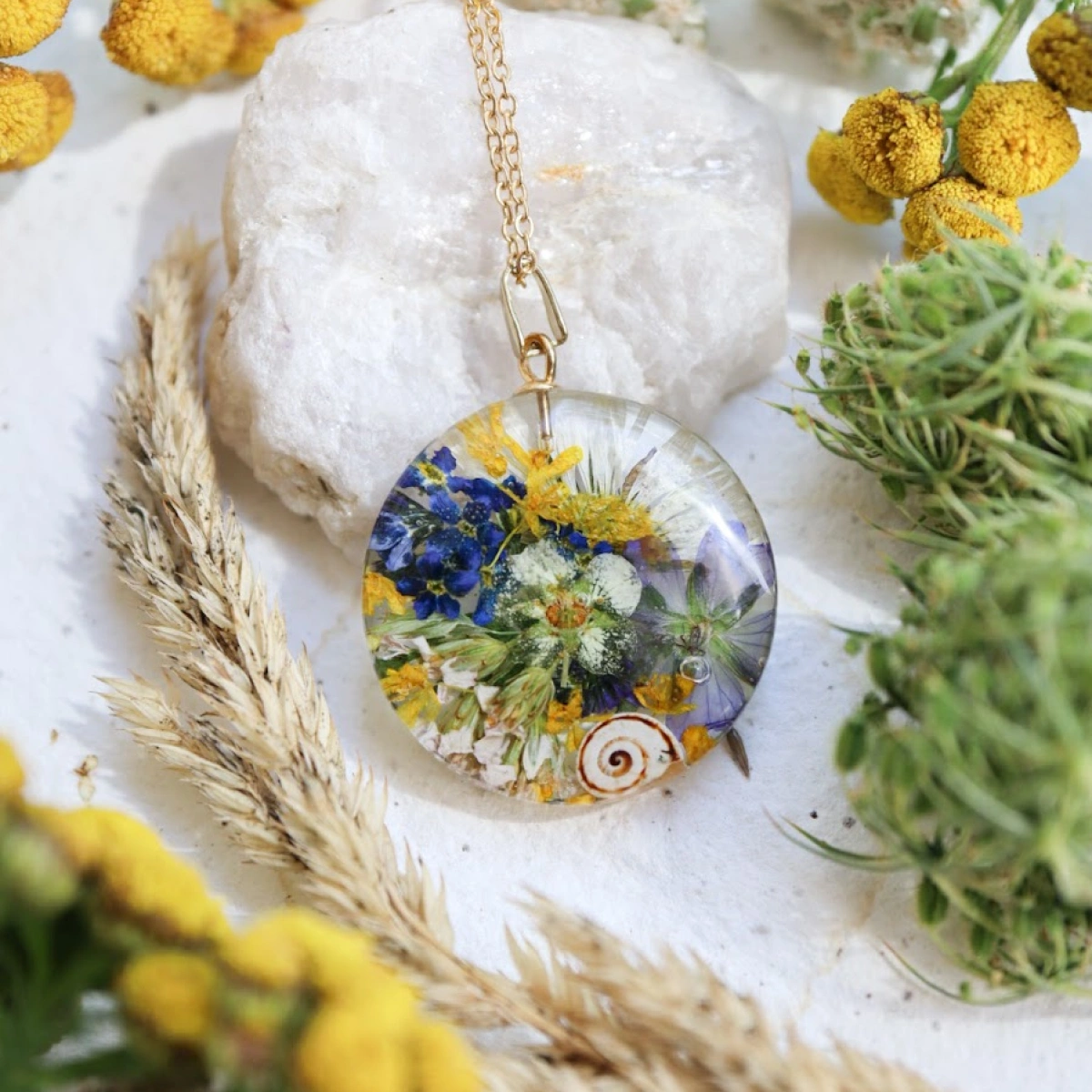 Květinový náhrdelník srpen