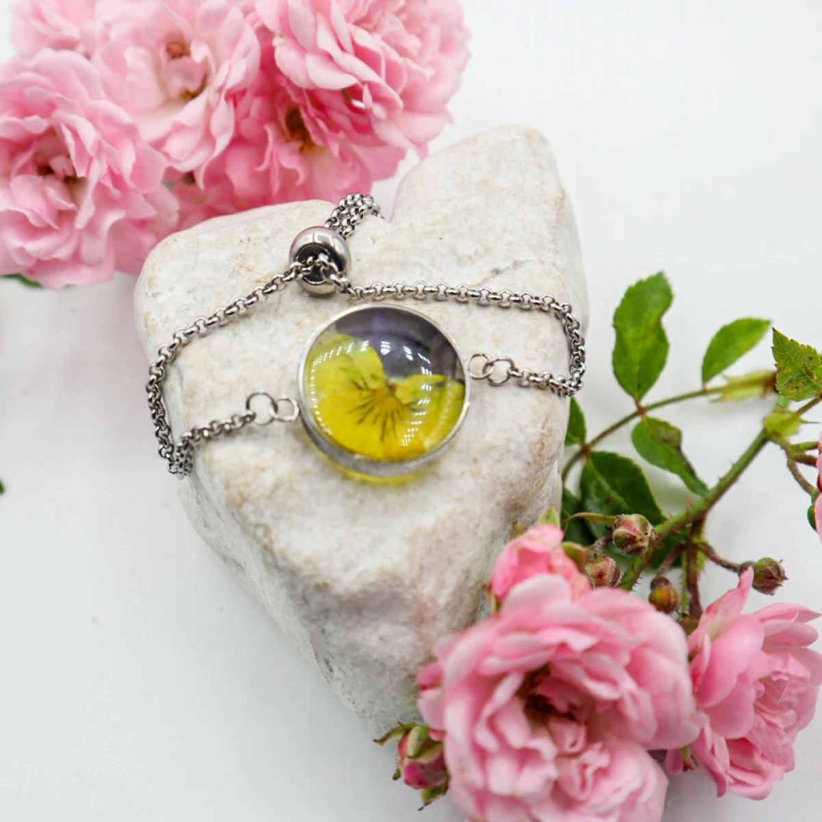 Náramek s maceškou