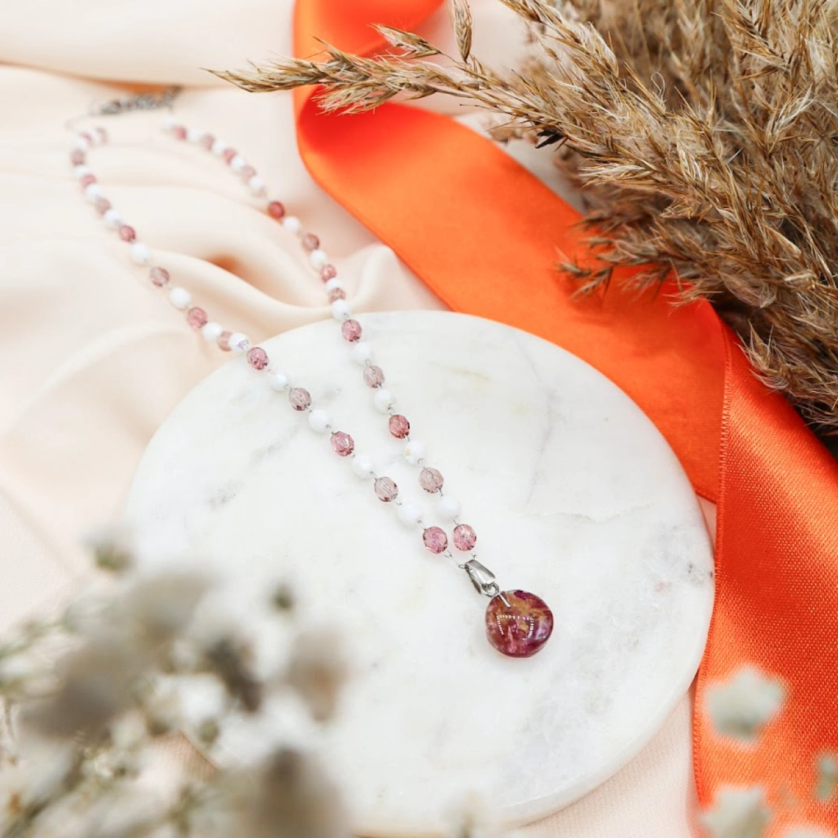 Choker s pravými květy růže a pivoňka