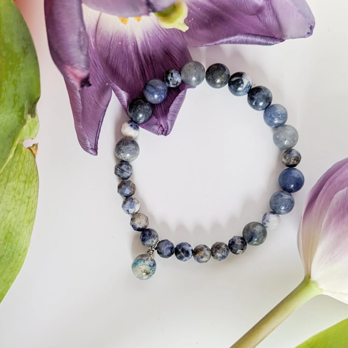 Náramek kulička s modrým květem