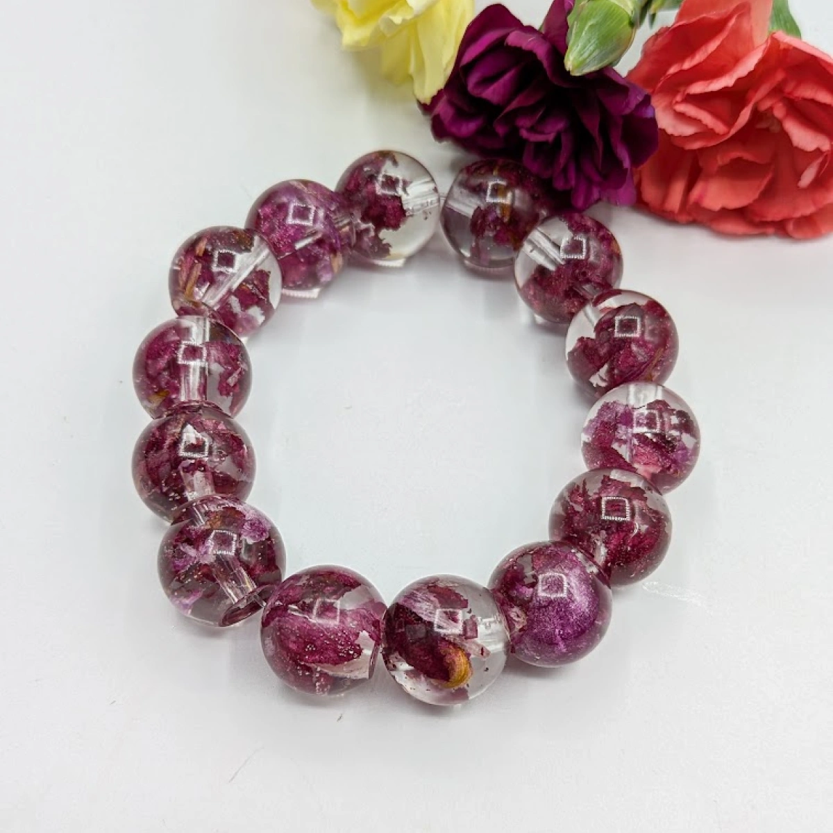 Náramek s korálky z pivoněk 