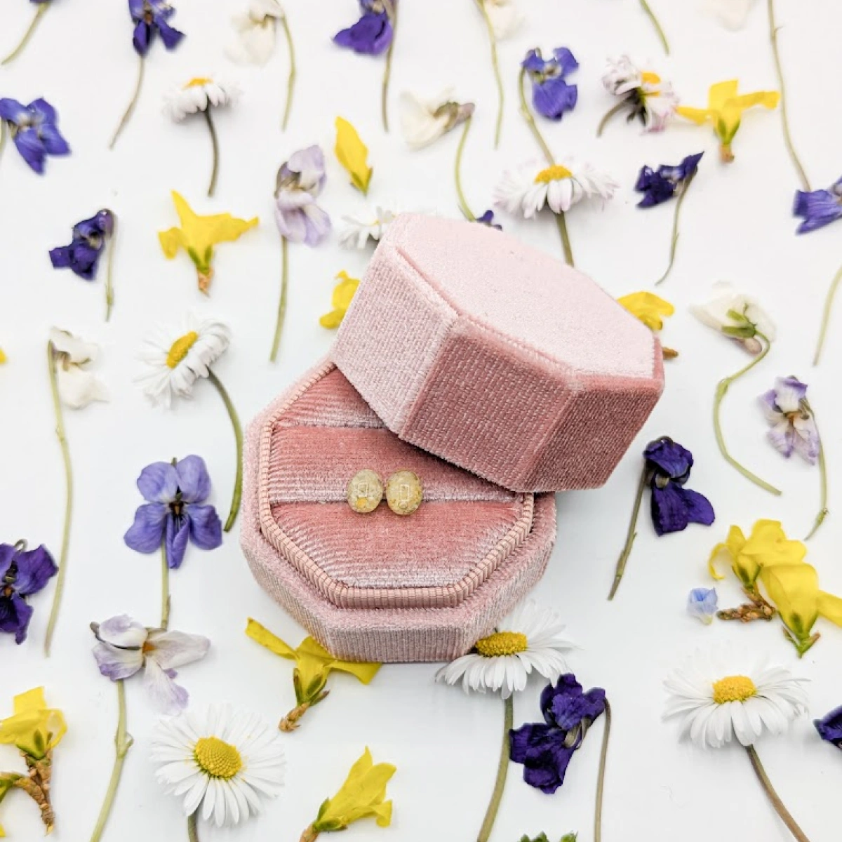 Náušnice oválky se žlutým kvítkem 