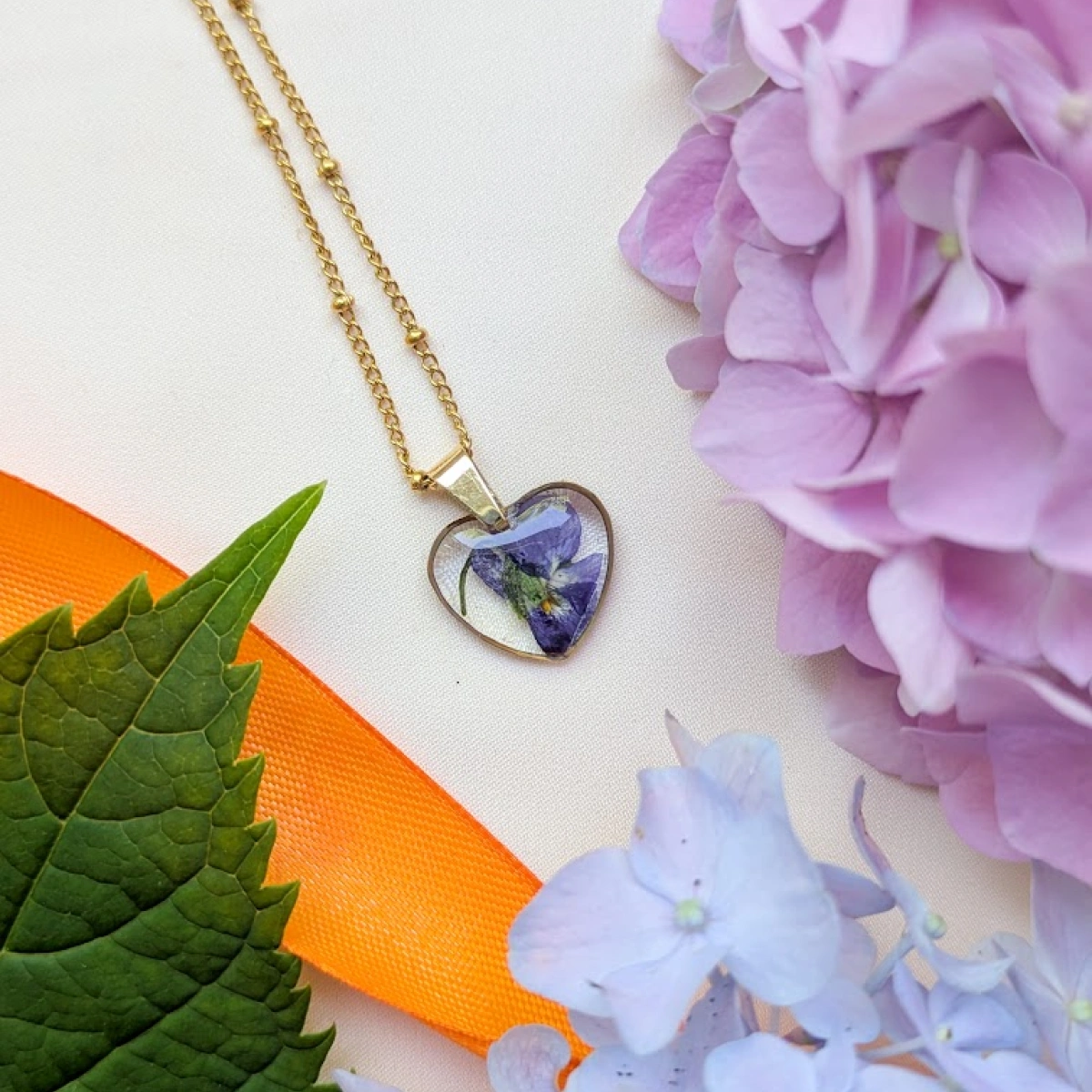 Náhrdelník s fialkou