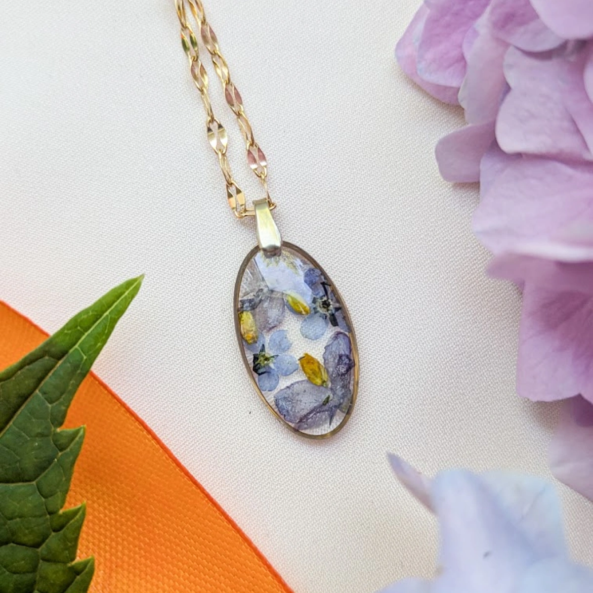 Náhrdelník s pomněnkami a šeříkem v oválku 