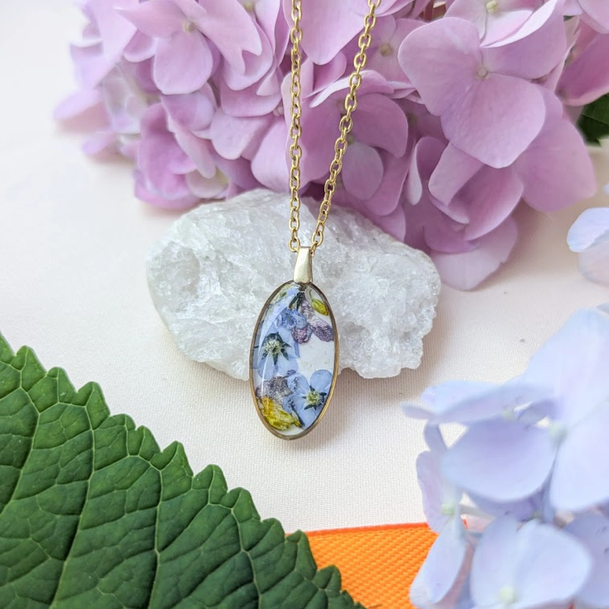 Náhrdelník s pomněnkami a šeříkem v oválku 