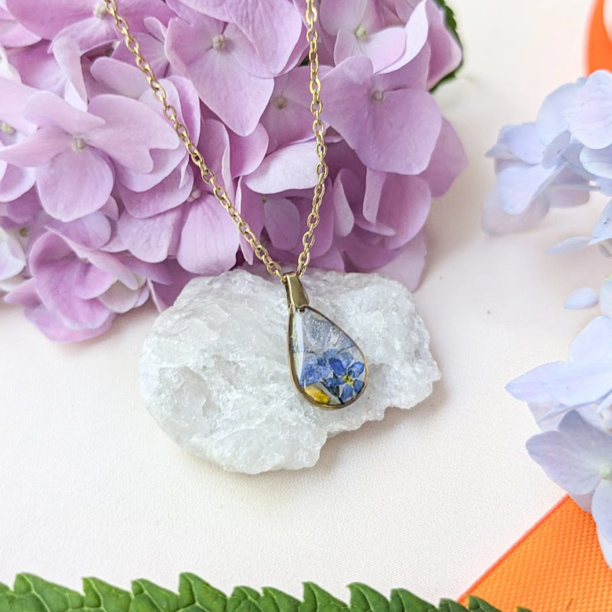 Náhrdelník s pomněnkami a šeříkem v kapce - mini