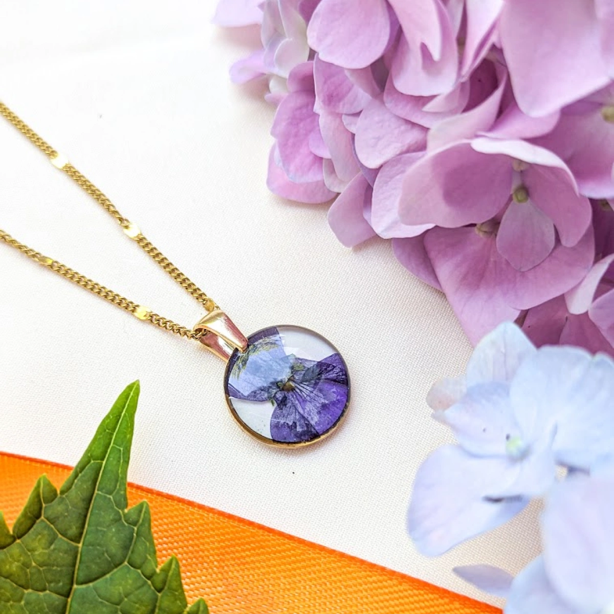 Náhrdelník s fialkou v kruhu