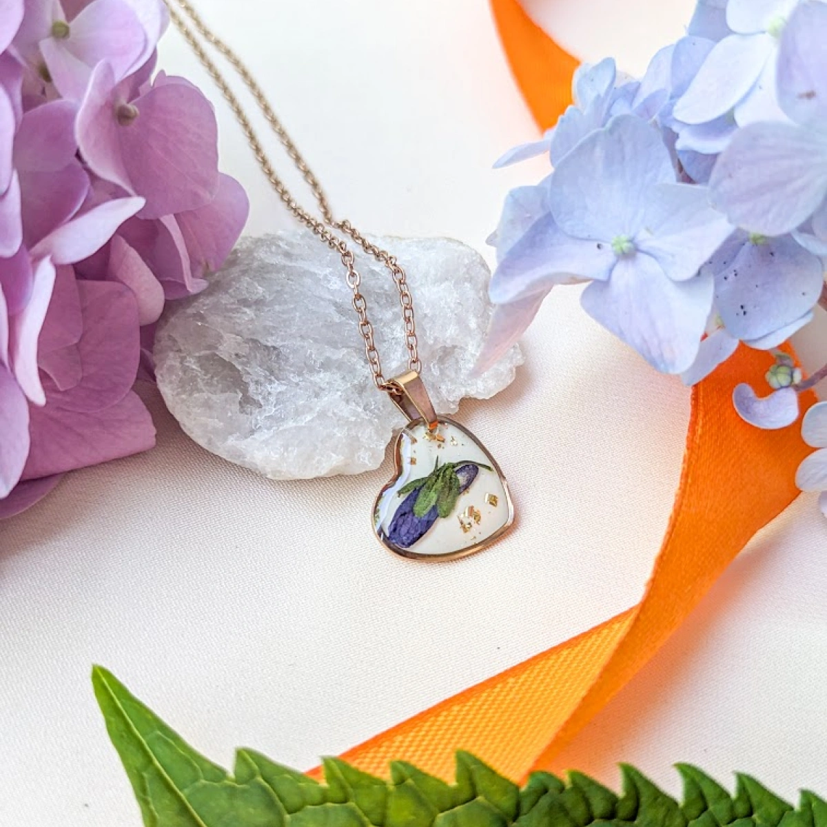 Náhrdelník s fialkou v srdíčku