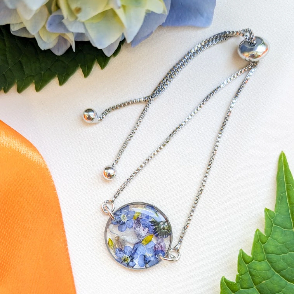 Náramek s pomněnkami, šeříkem a borytem