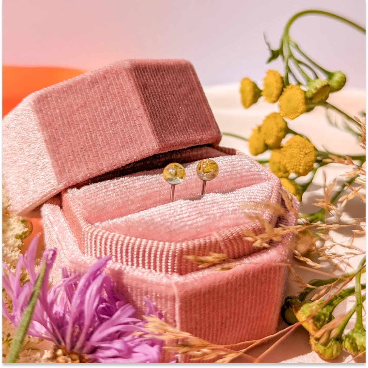 Mini náušnice Louka - boryt barvířský