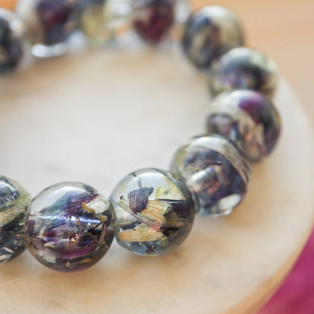 Náramek s korálky z květin