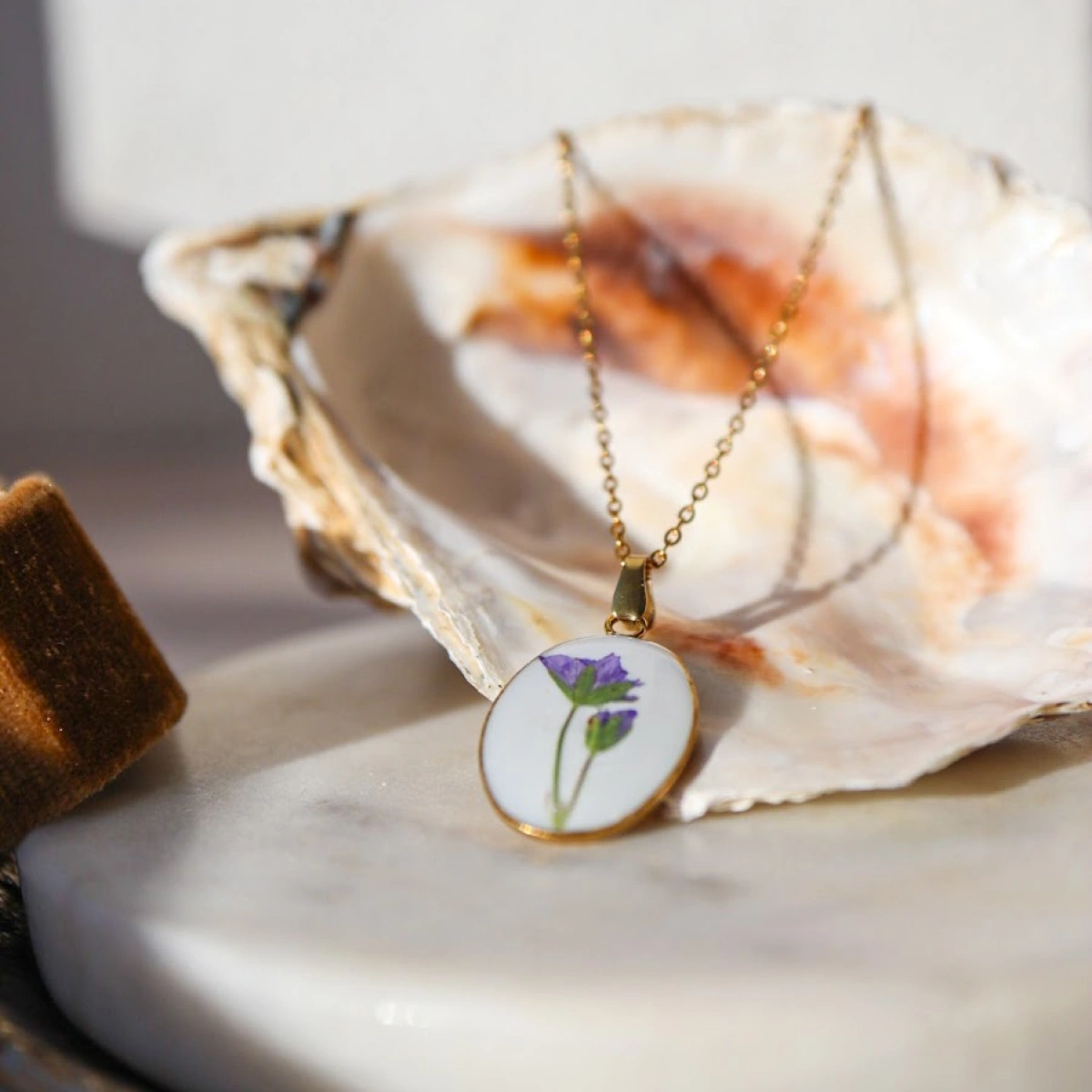 Náhrdelník medailónek Kakost