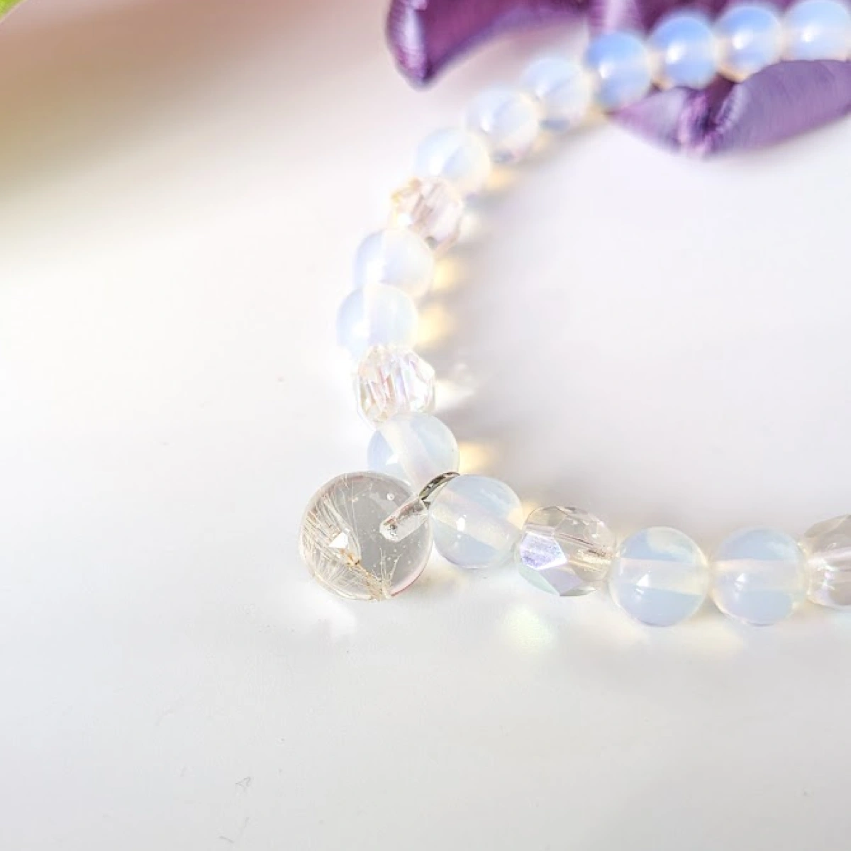 Náramek kulička s chmýřím z pampelišky