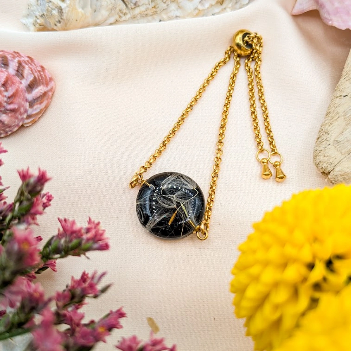 Náramek s chmýřím z pampelišky