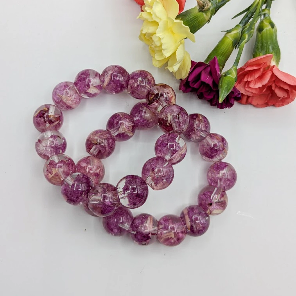 Náramek s korálky z pivoněk 