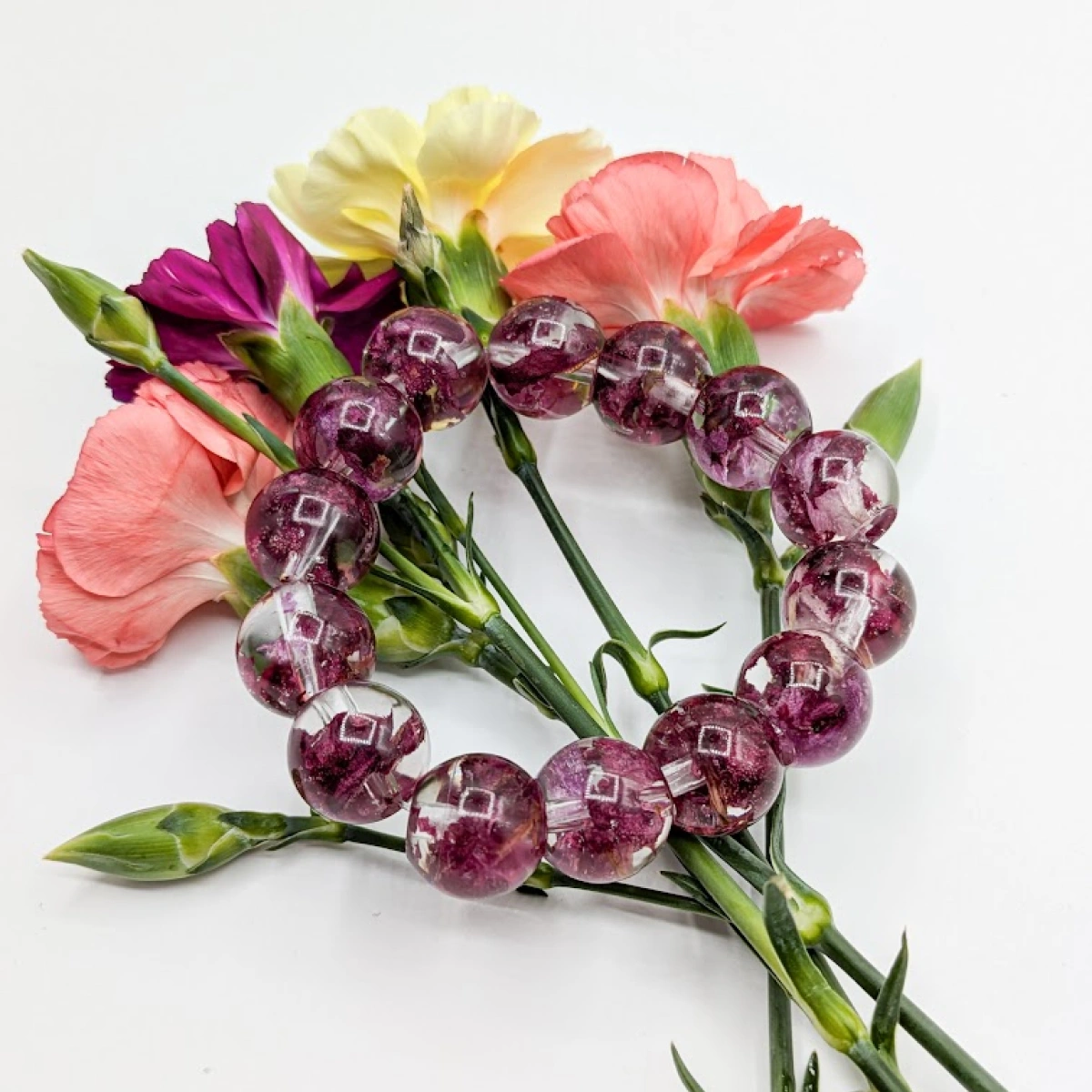 Náramek s korálky z pivoněk 