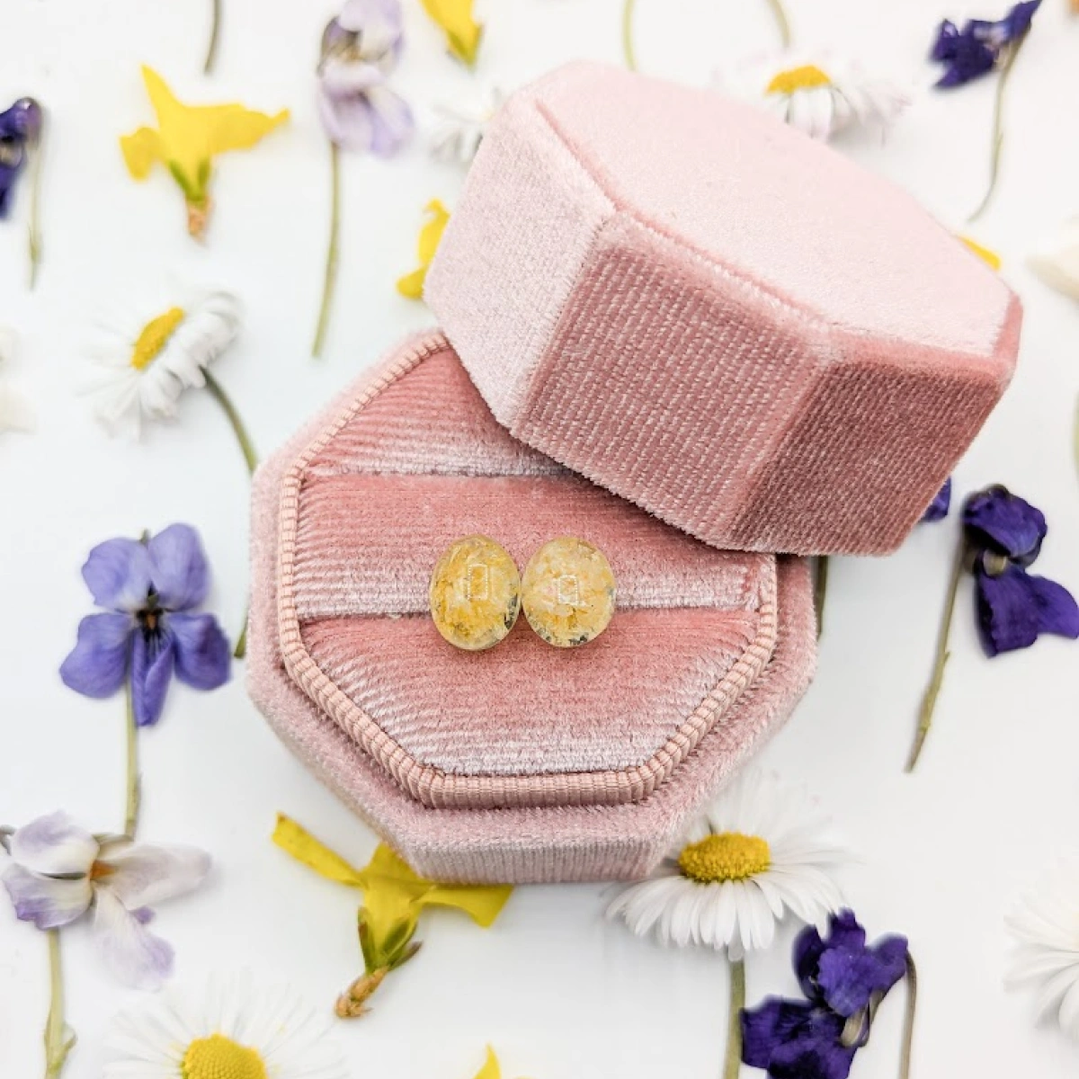 Náušnice oválky se žlutým kvítkem 