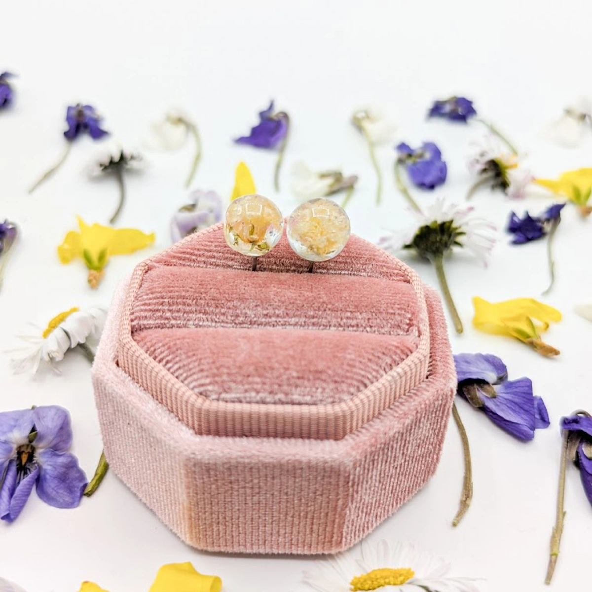 Náušnice kuličky se žlutým květem