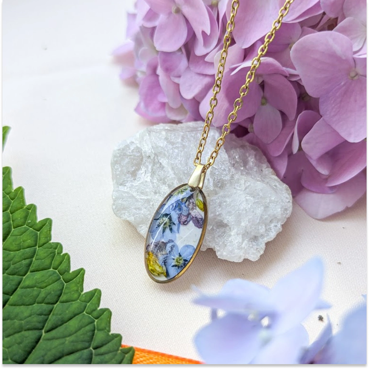 Náhrdelník s pomněnkami a šeříkem v oválku 