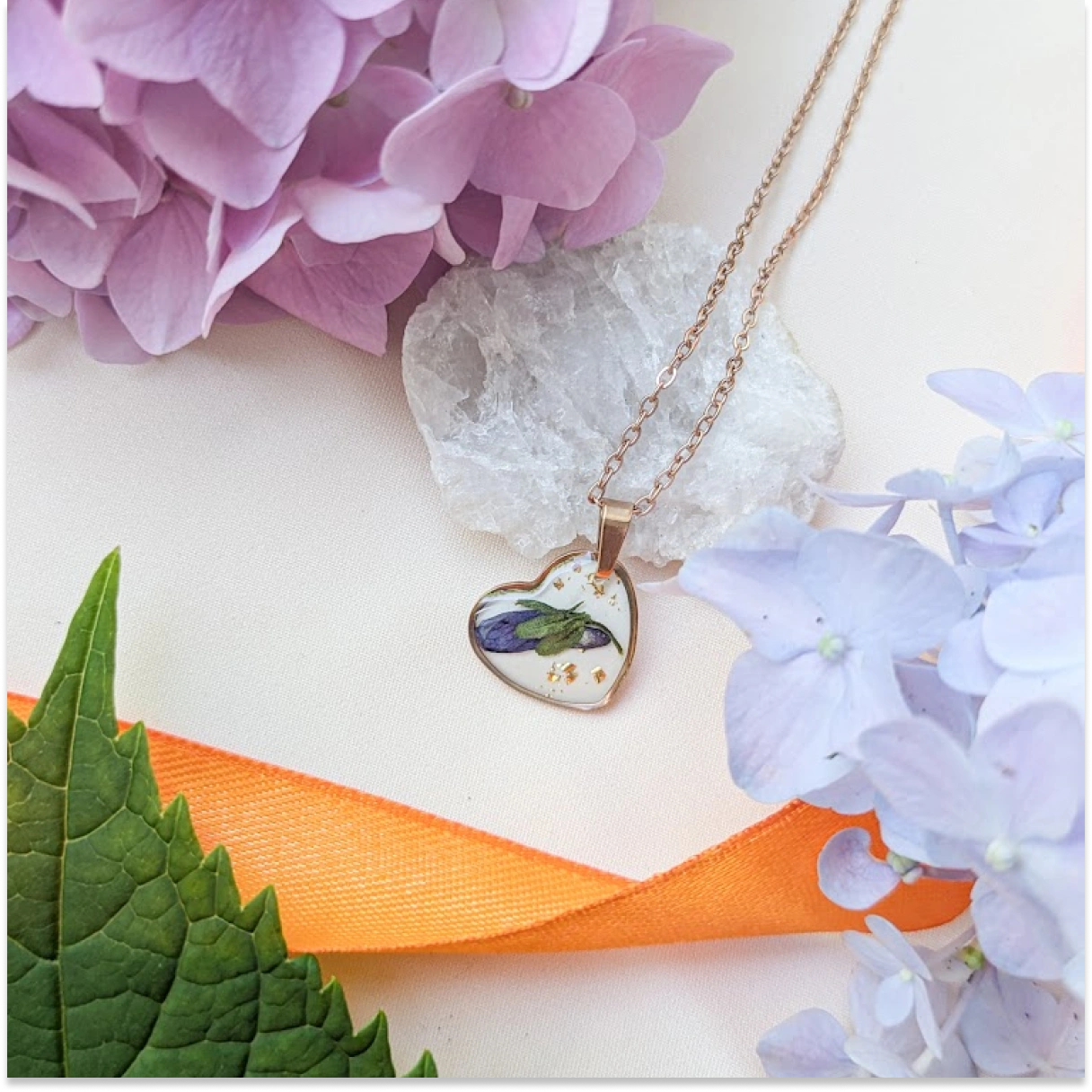 Náhrdelník s fialkou v srdíčku