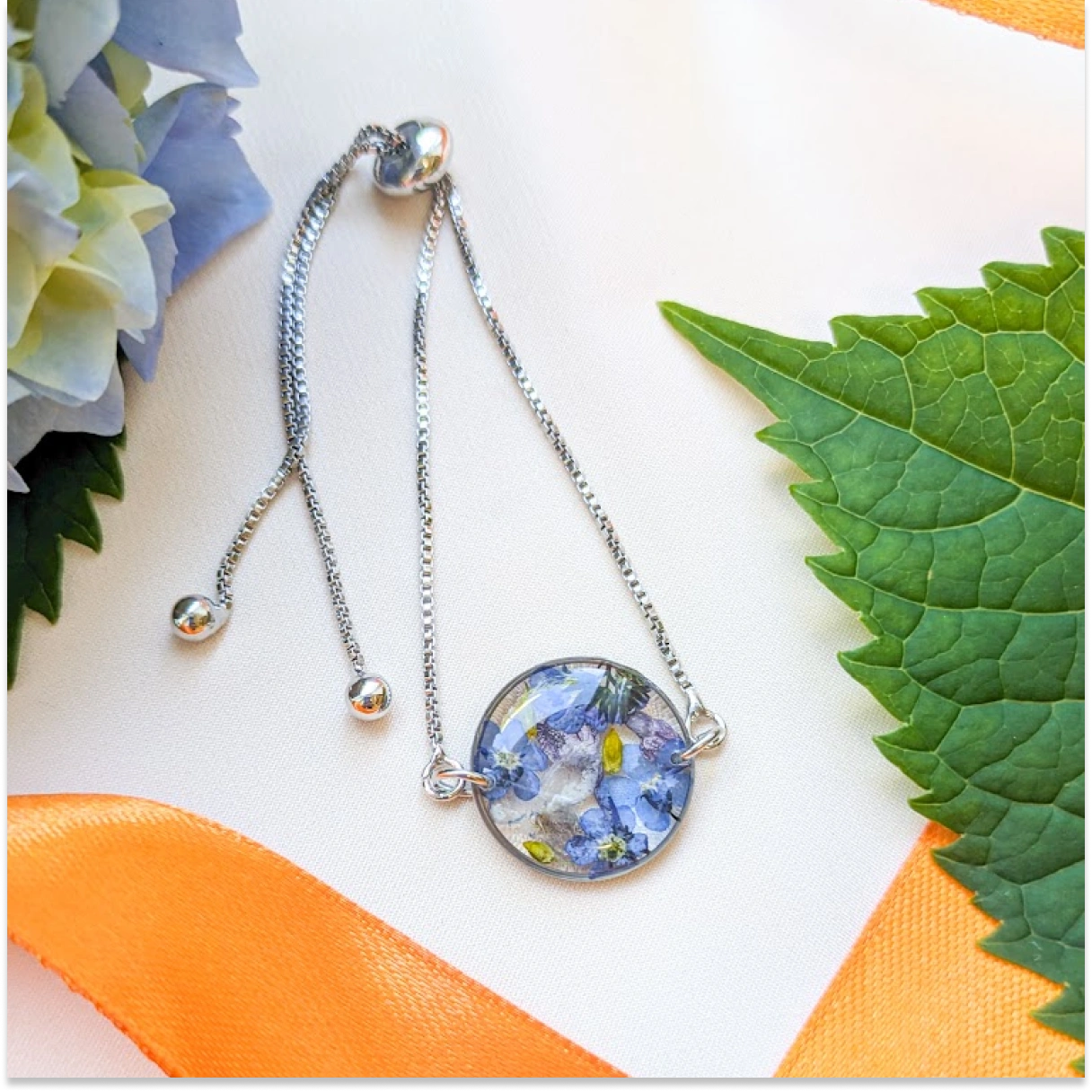 Náramek s pomněnkami, šeříkem a borytem