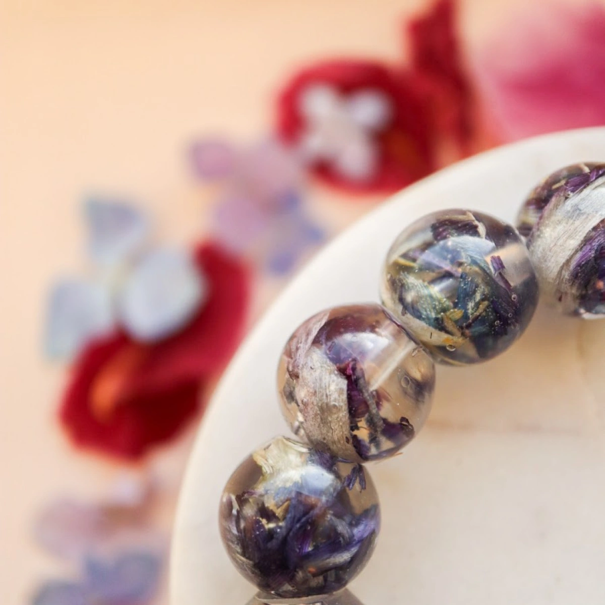 Náramek s korálky z květin