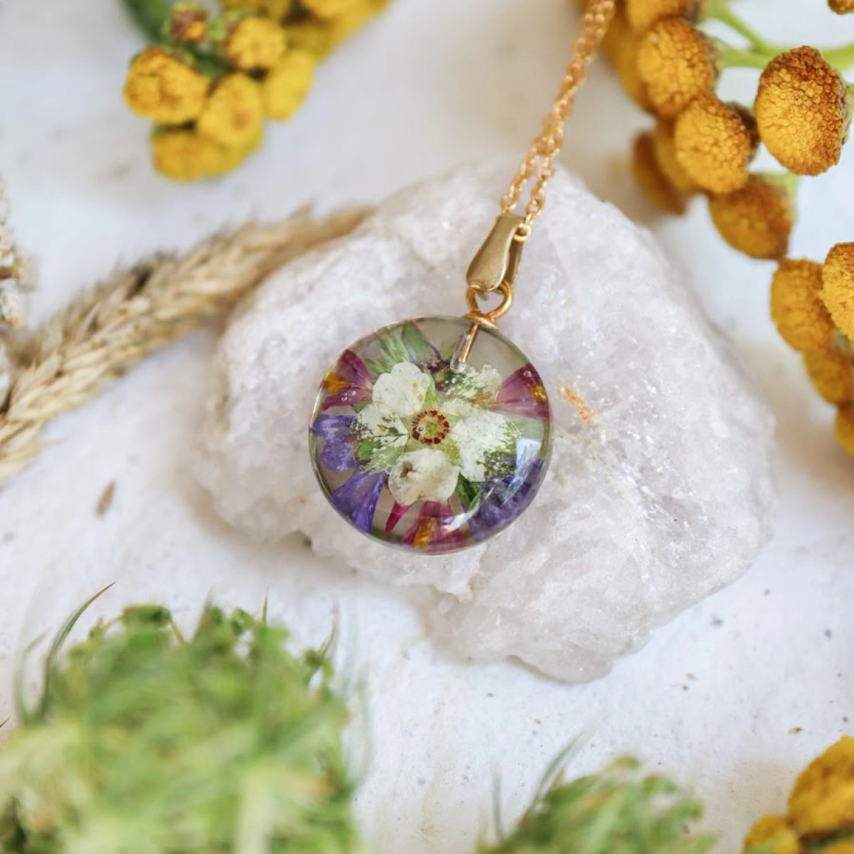 Květinový náhrdelník srpen