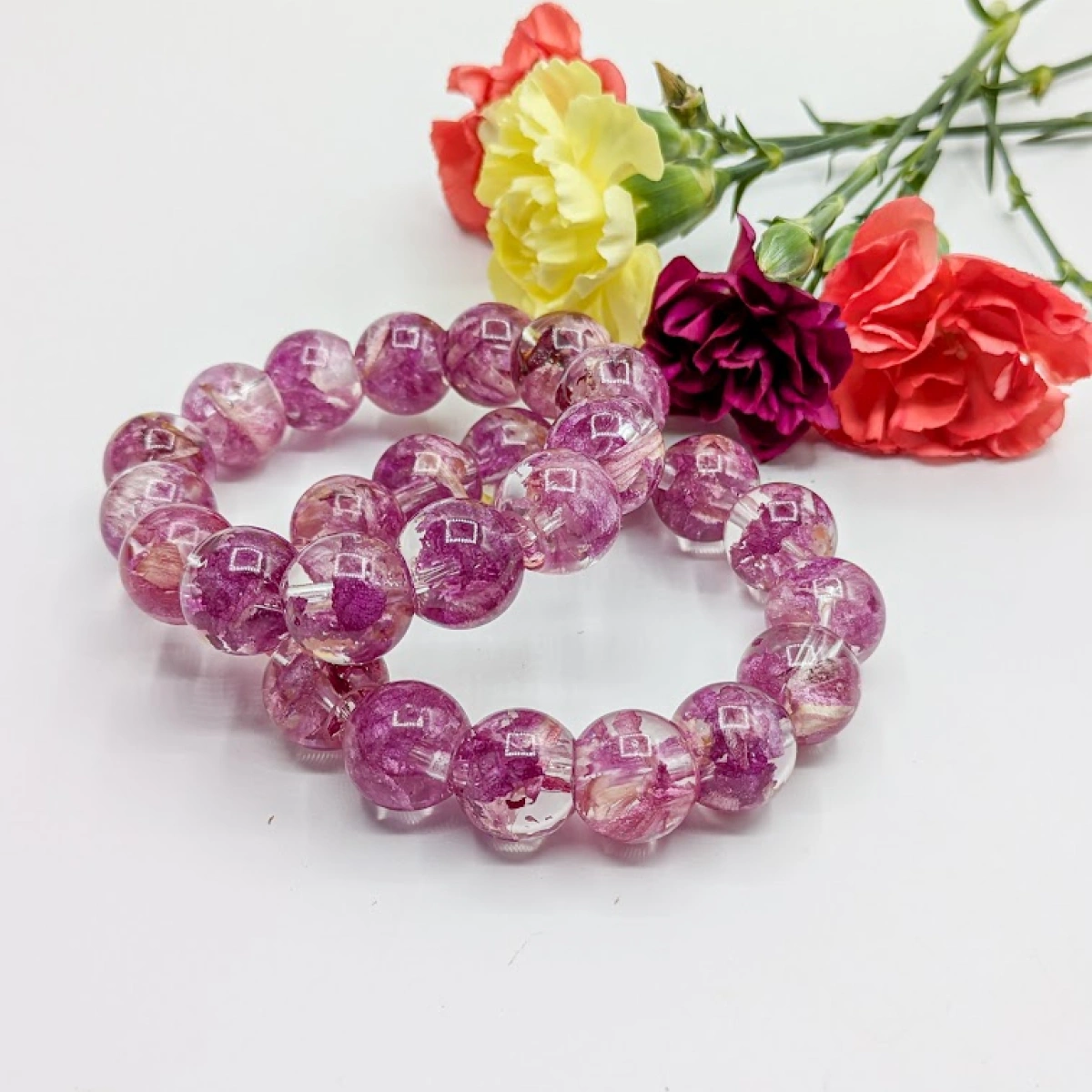 Náramek s korálky z pivoněk 