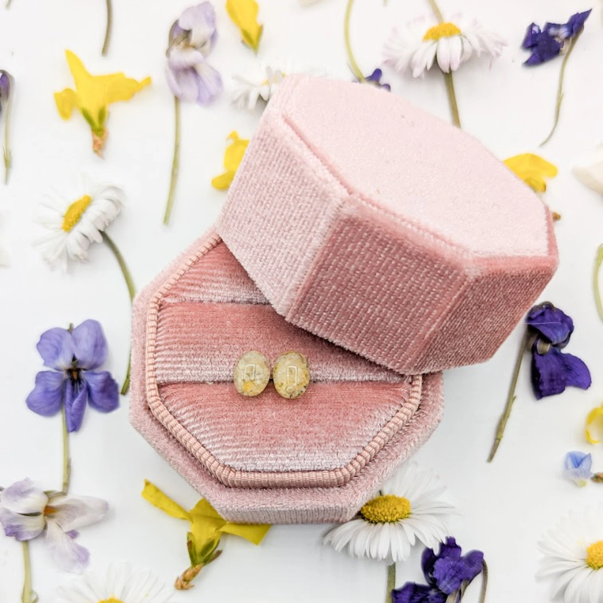 Náušnice oválky se žlutým kvítkem 