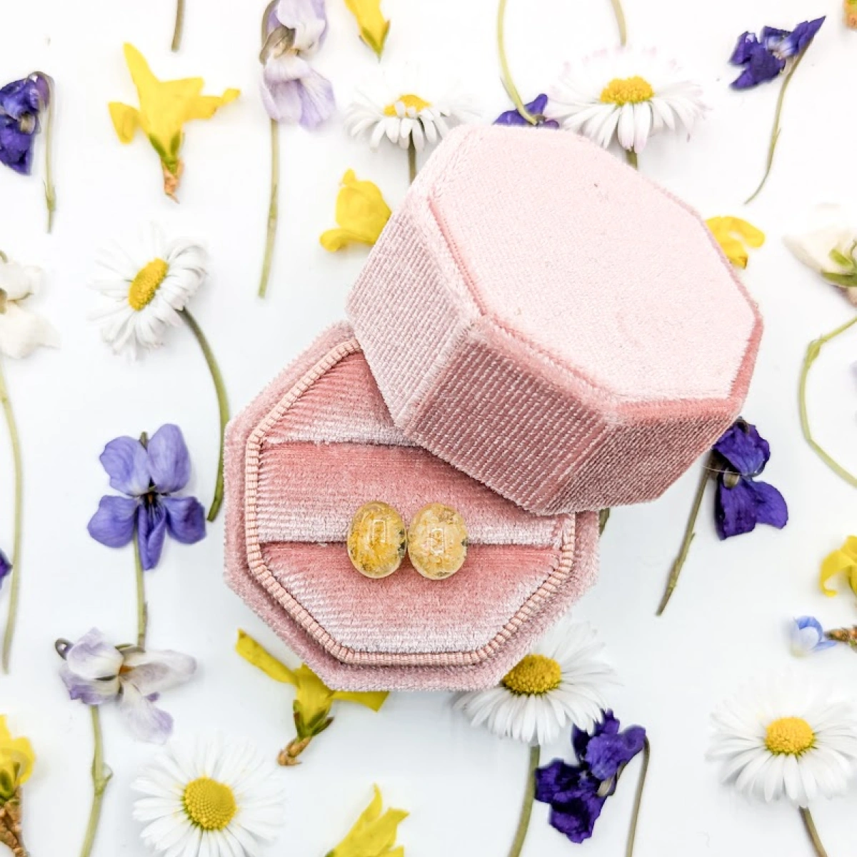 Náušnice oválky se žlutým kvítkem 