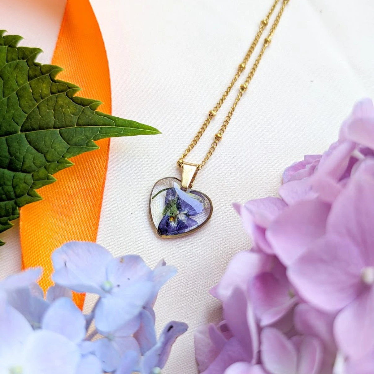 Náhrdelník s fialkou