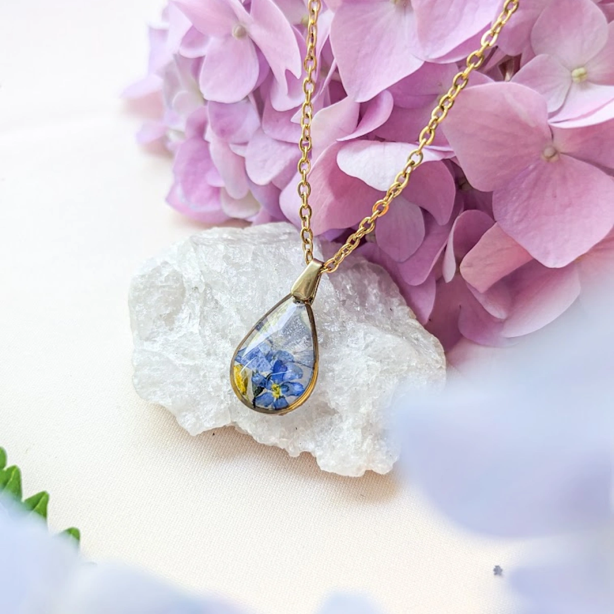 Náhrdelník s pomněnkami a šeříkem v kapce - mini