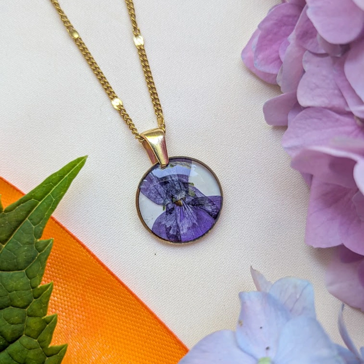 Náhrdelník s fialkou v kruhu