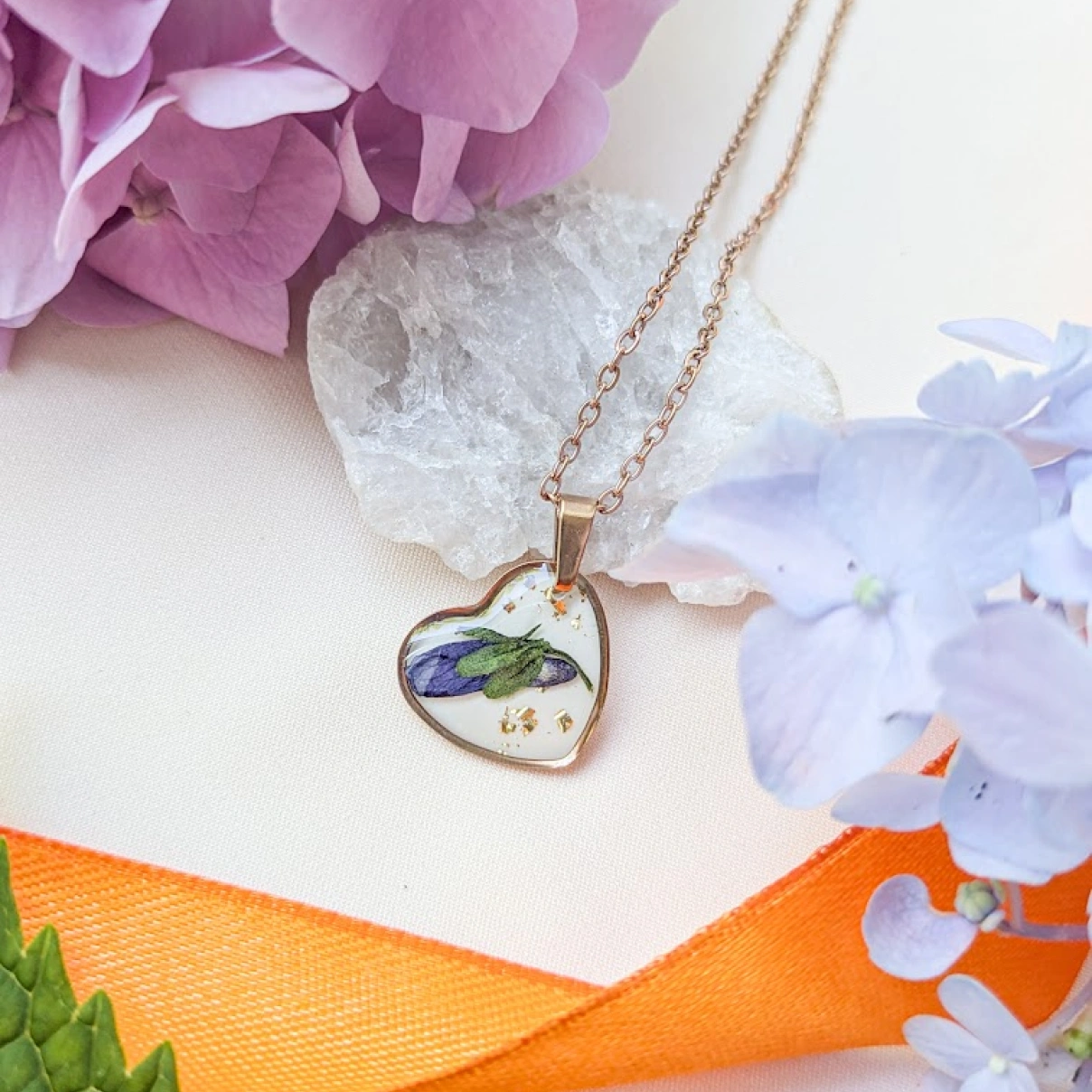 Náhrdelník s fialkou v srdíčku