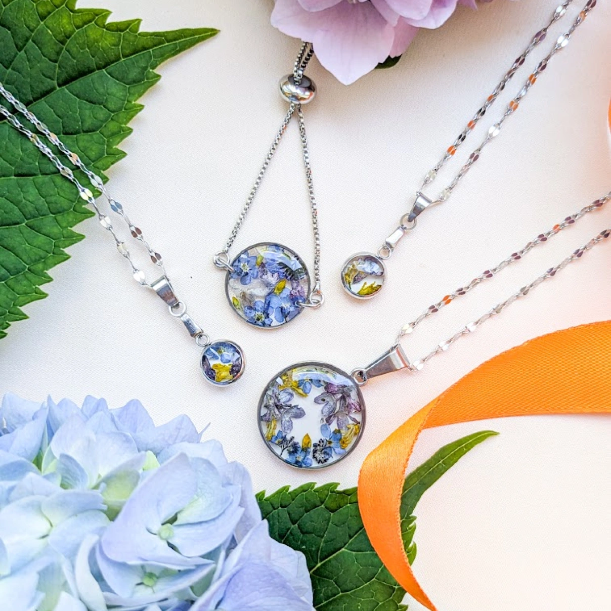 Náramek s pomněnkami, šeříkem a borytem