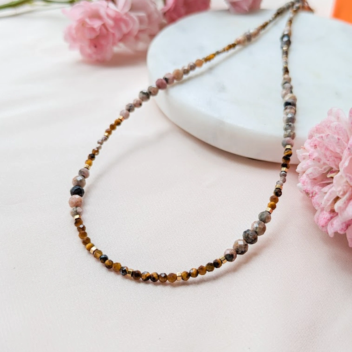 Zemitý náhrdelník s tygřím okem