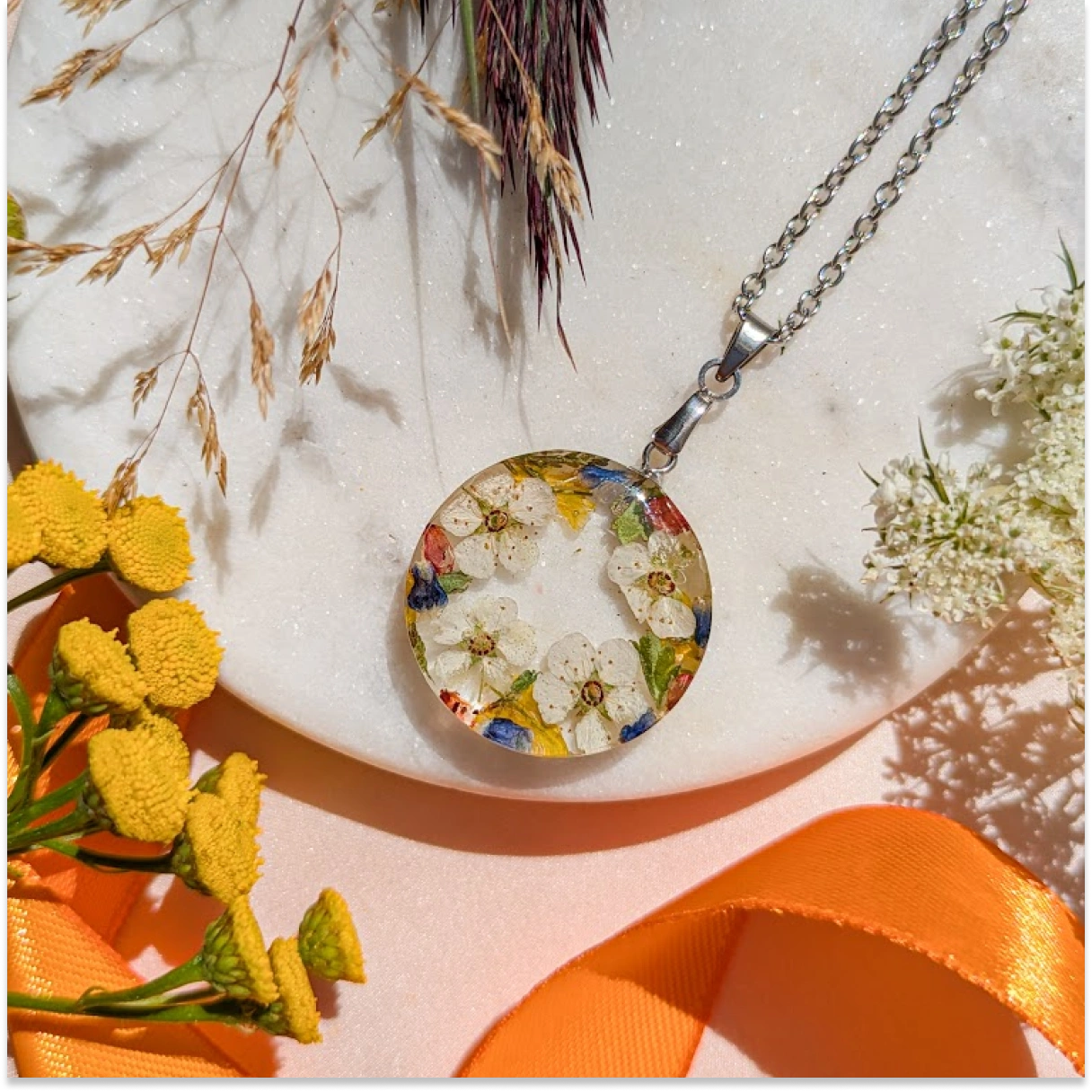 Náhrdelník z jihočeské louky s tavolníkem