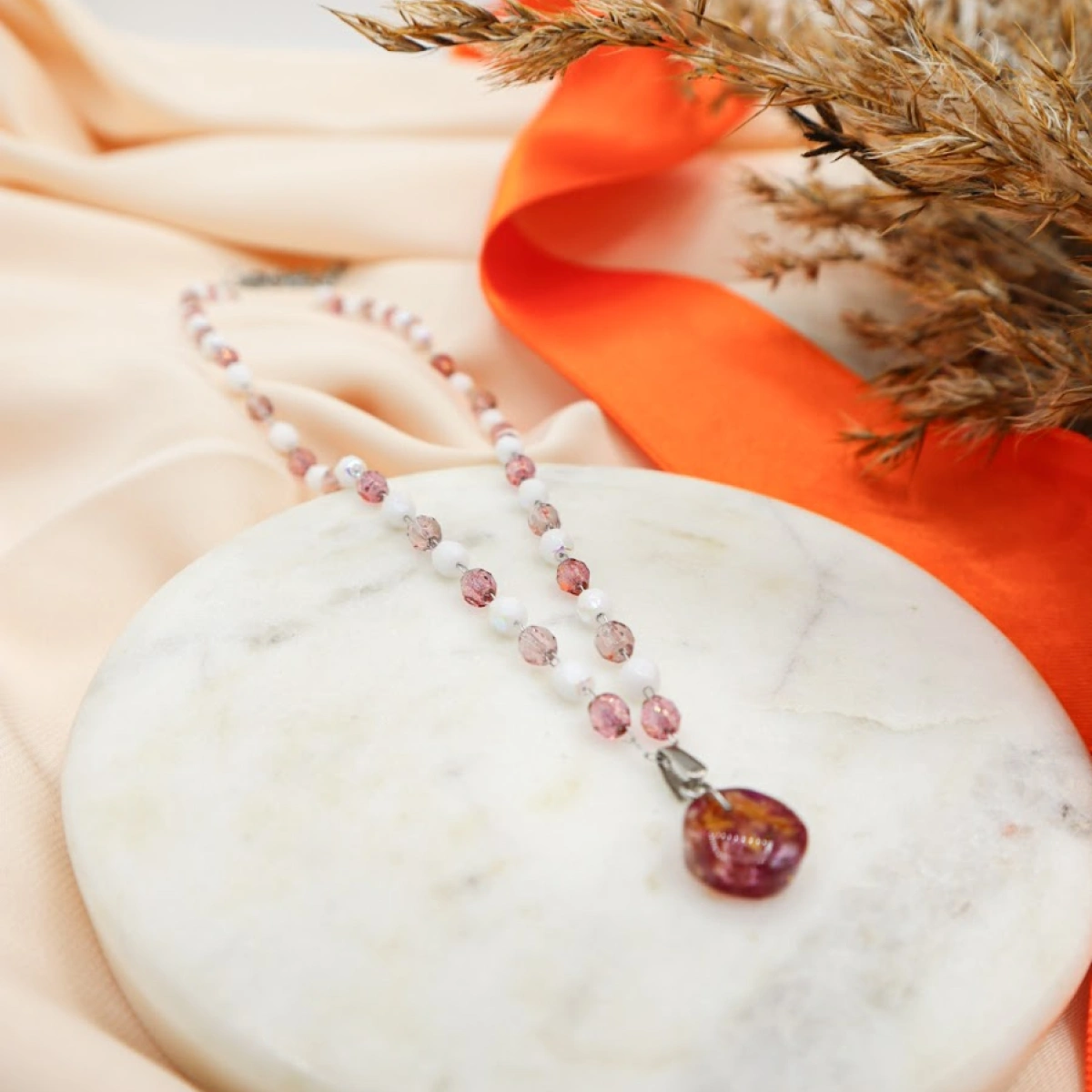 Choker s pravými květy růže a pivoňka