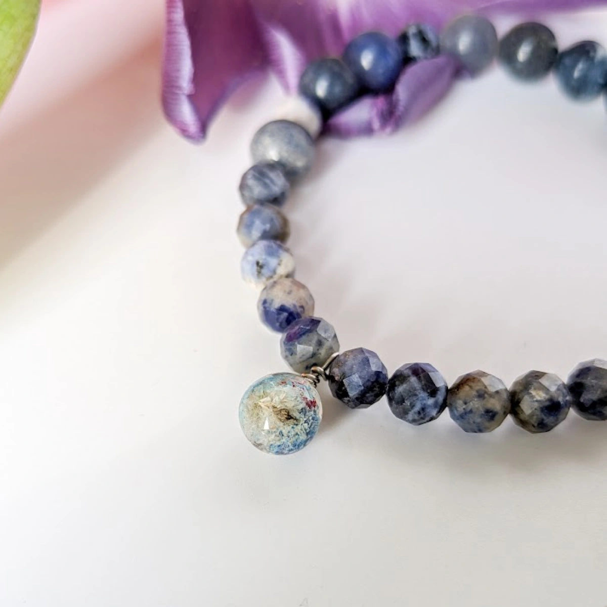 Náramek kulička s modrým květem