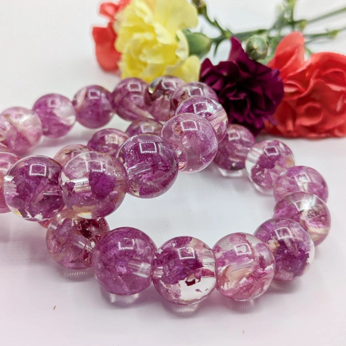 Náramek s korálky z pivoněk 