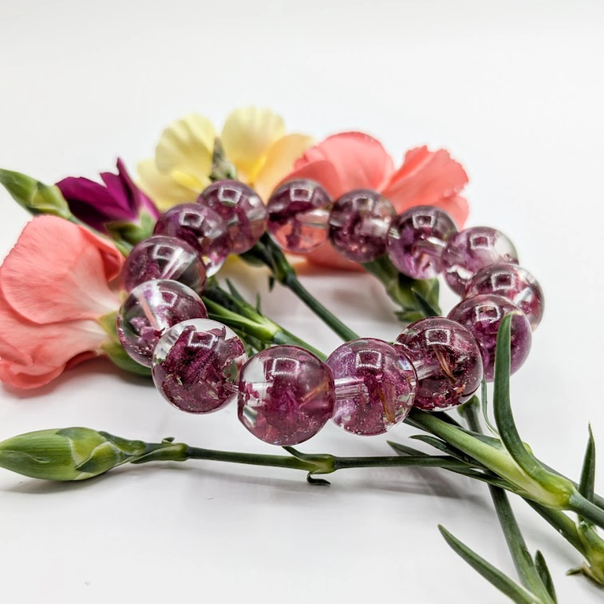 Náramek s korálky z pivoněk 