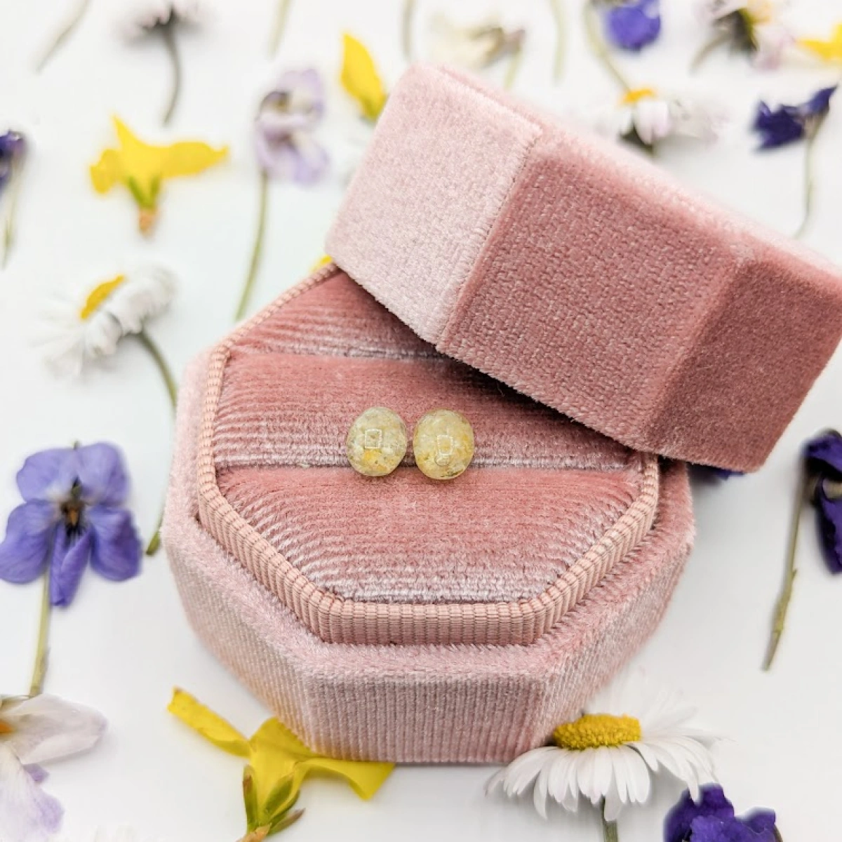 Náušnice oválky se žlutým kvítkem 