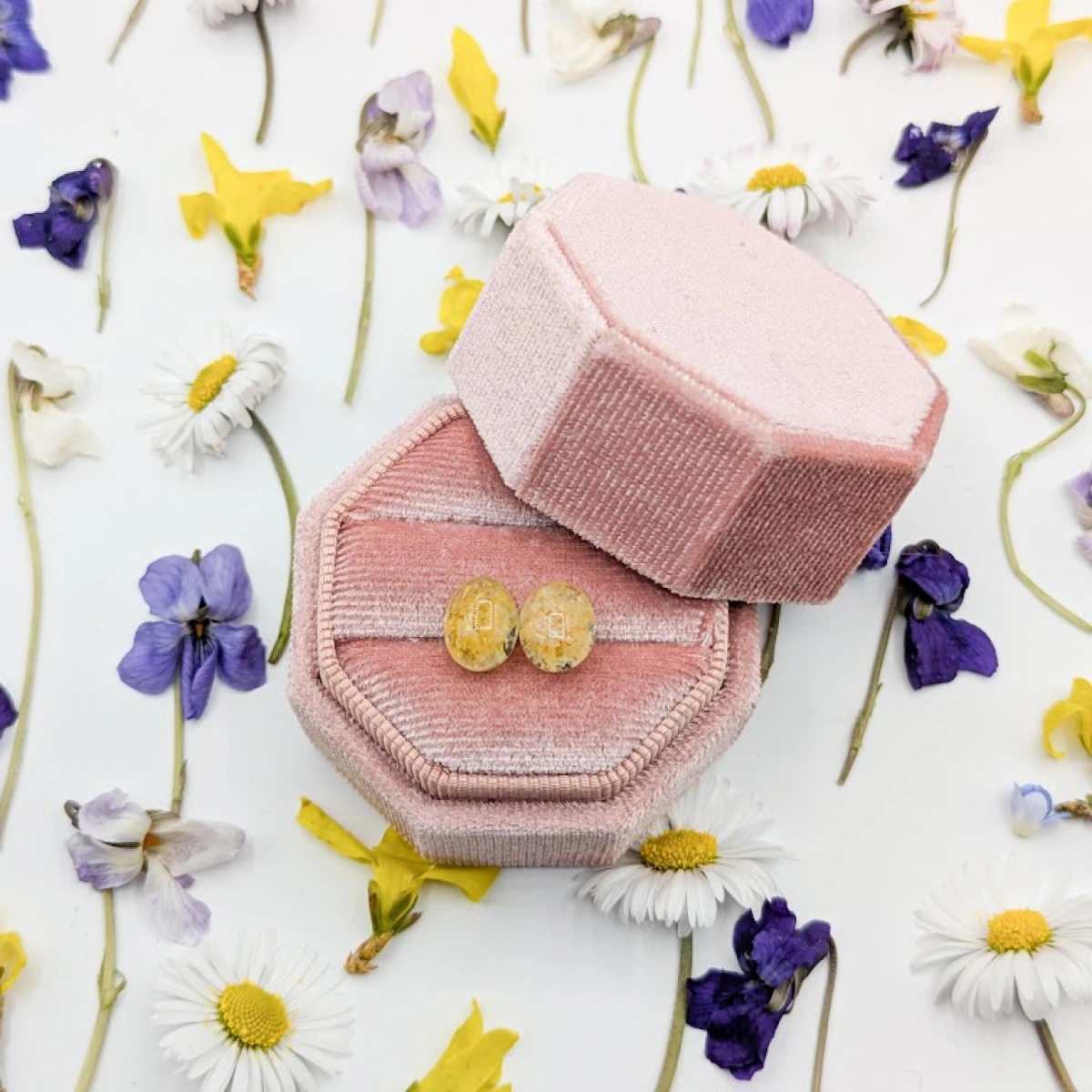 Náušnice oválky se žlutým kvítkem 