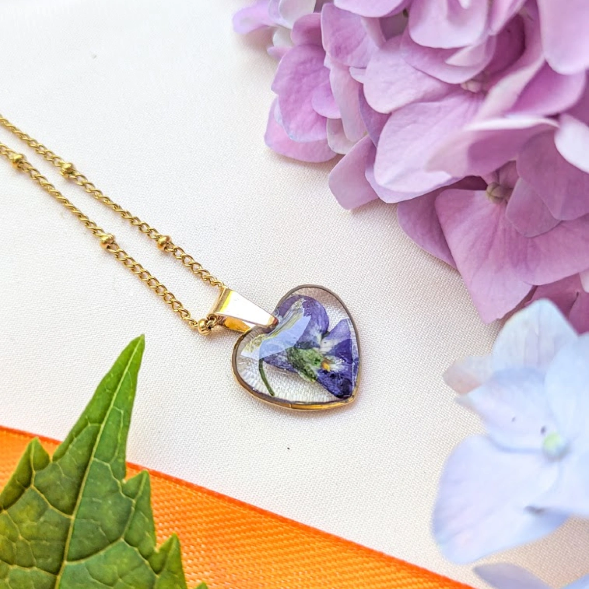 Náhrdelník s fialkou