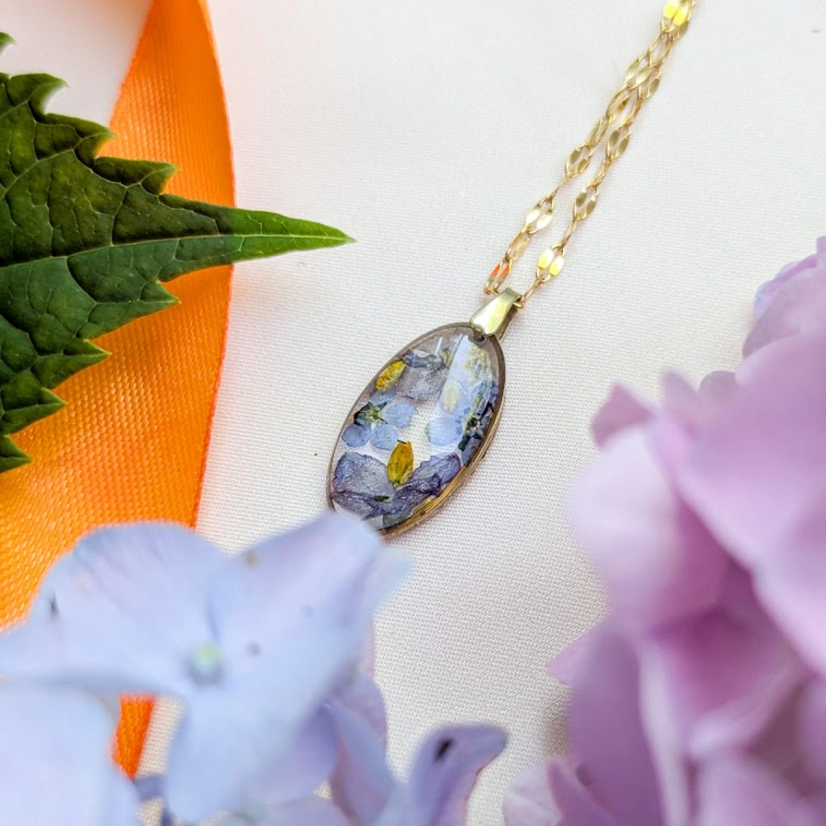 Náhrdelník s pomněnkami a šeříkem v oválku 