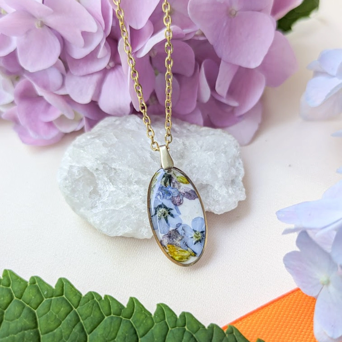 Náhrdelník s pomněnkami a šeříkem v oválku 